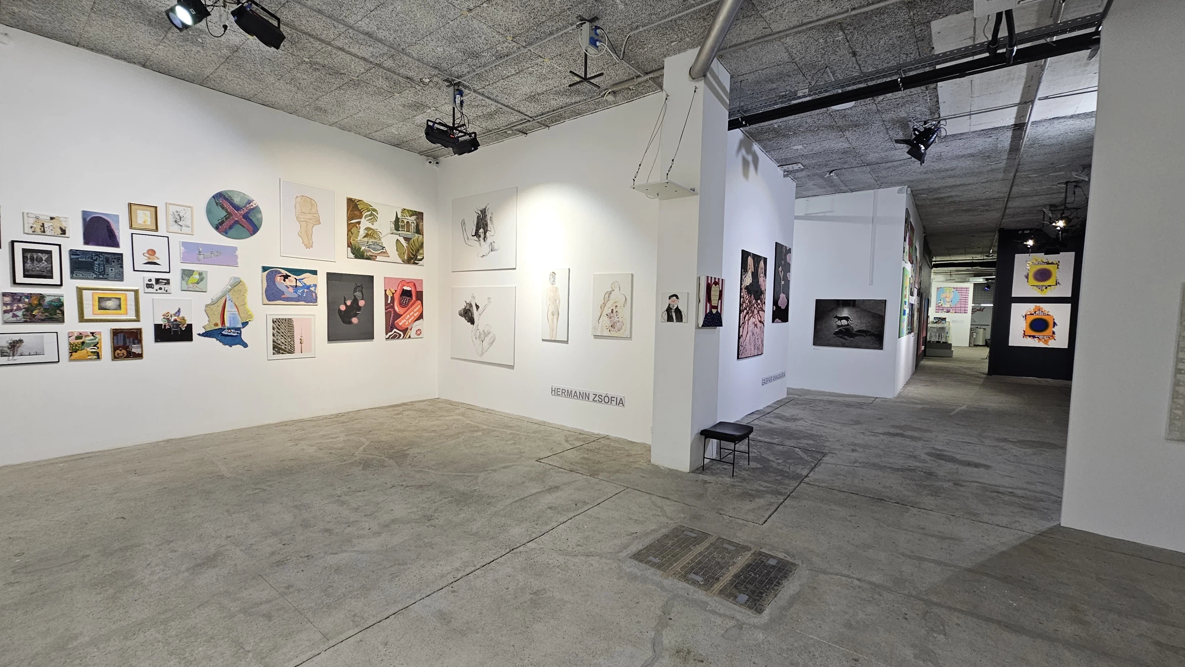 Kortárs művek a Godot Intézet kiállítóterében, a 2025-ös tavaszi Art Expo képgalériájából