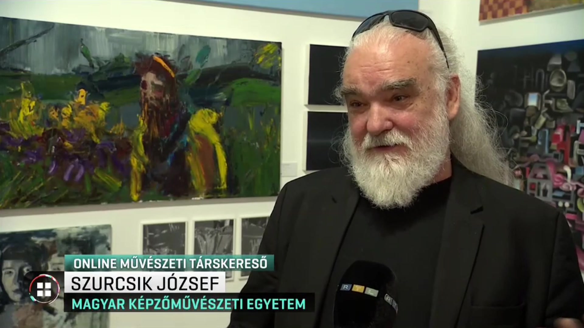 Szurcsik József festőművész a Godot Art Expo kiállítóterében, az RTL Híradó riportjában