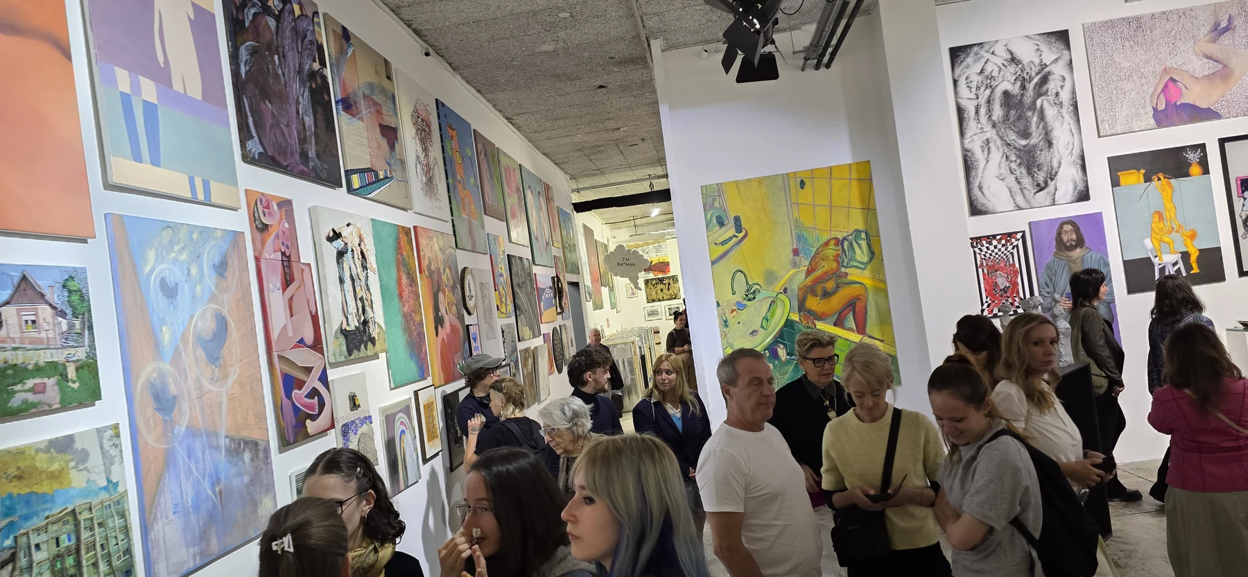 A sajtómegnyitó résztvevői a Godot Art Expo kiállítóterében.